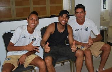 Robinho visita novos companheiros no Santos