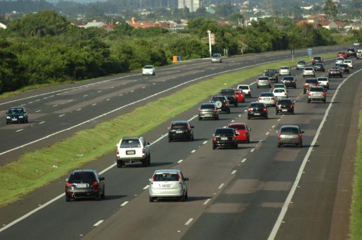 Movimento na freeway j&aacute; era intenso na sexta-feira