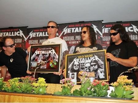 Metallica recebe discos de ouro e platina no Brasil
