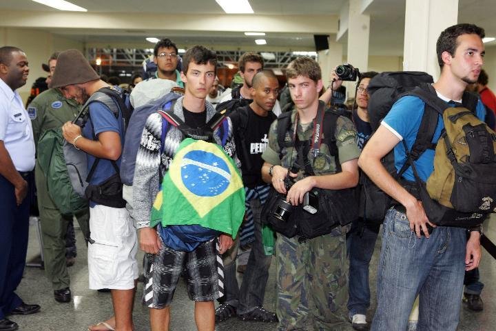 Brasileiros resgatados no Peru chegam ao Rio de Janeiro 