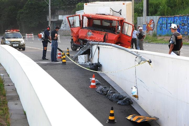 Caminh&atilde;o colide contra mureta em Porto Alegre 