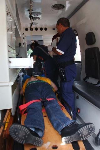 Colis&atilde;o entre moto e carro deixa casal ferido na Capital