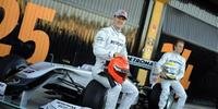 Com Schumacher, Mercedes revela seu carro para 2010