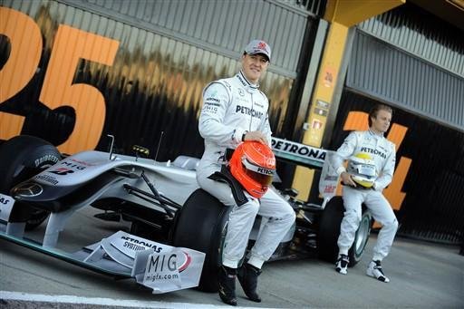 Com Schumacher, Mercedes revela seu carro para 2010