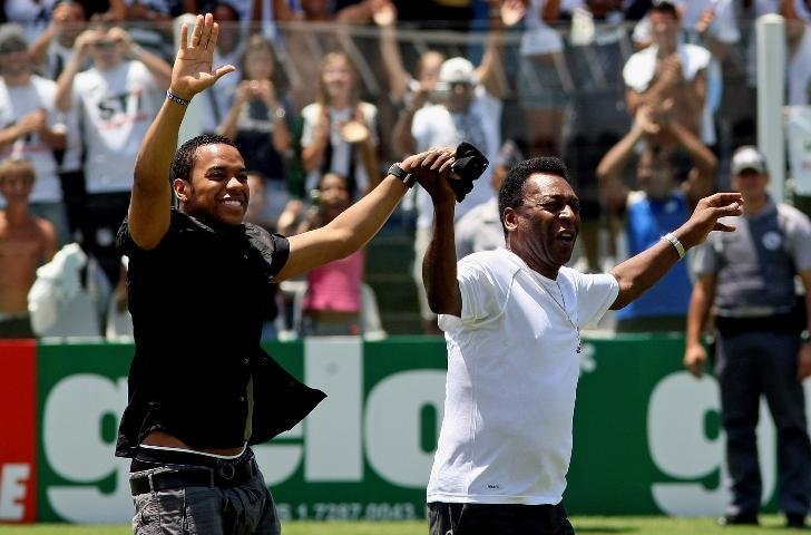 Pel&eacute; recepcionou Robinho na volta do atacante ao Santos