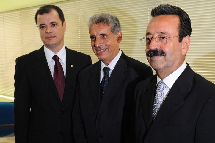 Costa (E), tomou posse na Ajuris nesta segunda-feira