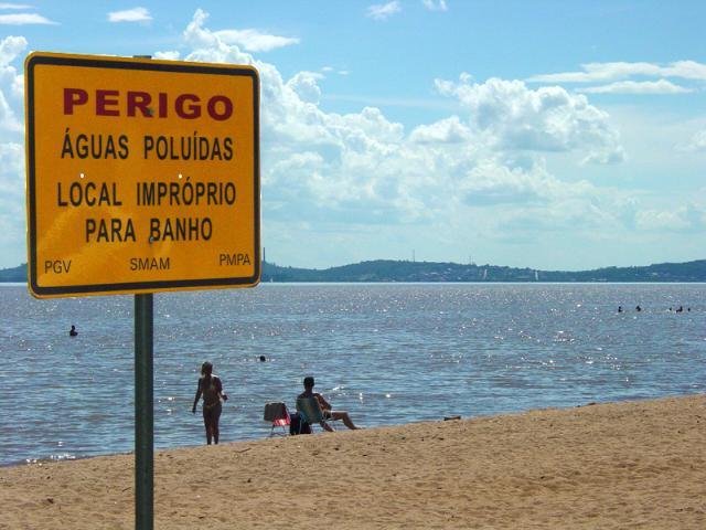 Proibi&ccedil;&atilde;o de banho foi ignorada por alguns banhistas