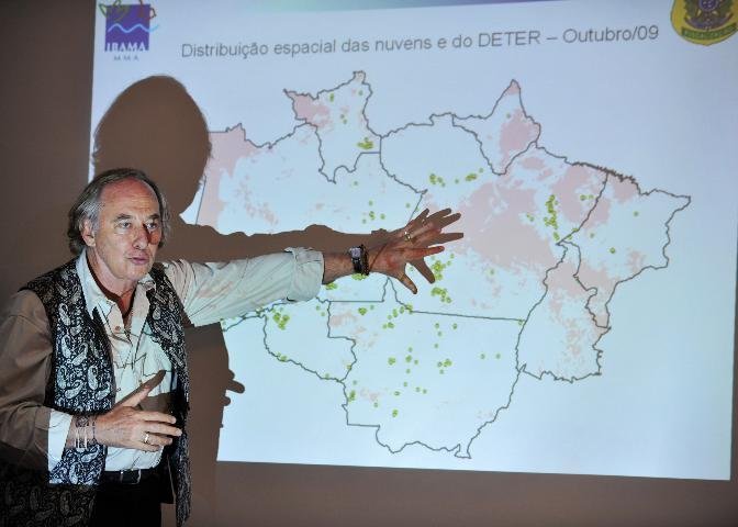 Ministro carlos Minc diz que Amaz&ocirc;nia perdeu 247 km&sup2; de floresta em dois meses