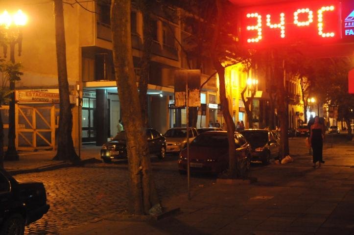 Rel&oacute;gios de rua marcavam 34&ordm; a meia-noite no Centro de Porto Alegre