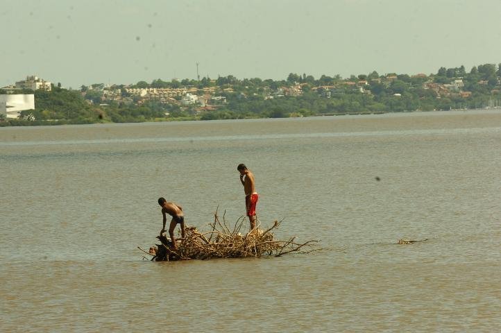 Porto-alegrenses se refrescam na orla do Gua&iacute;ba