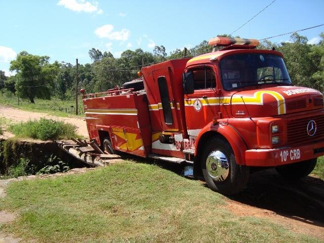 Ponte cede e caminh&atilde;o de bombeiros fica preso em Livramento