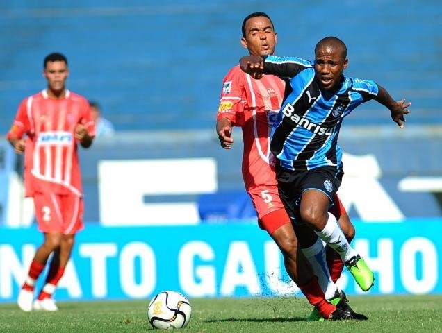 Gr&ecirc;mio deve mudar de esquema mais uma vez no fim de semana