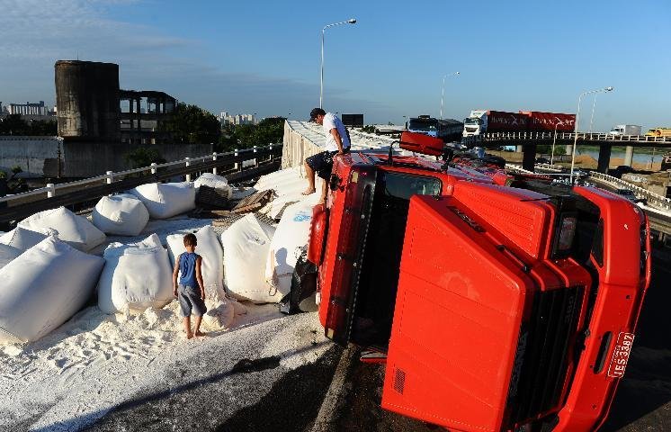 Carreta tomba e congestiona acesso &agrave; Capital 