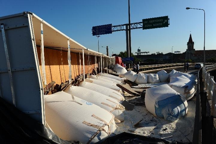 Ap&oacute;s queda de carreta, tr&acirc;nsito volta ao normal na BR-290