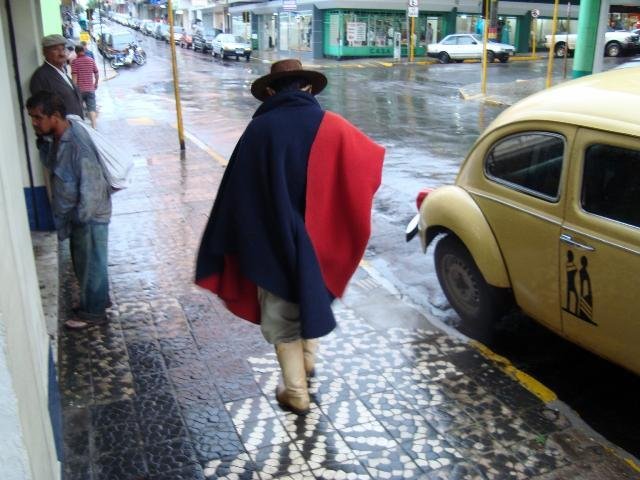 Chuva faz temperatura despencar no interior do Estado