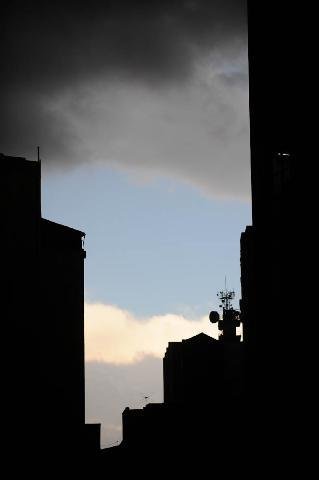 Nuvens carregadas precederam chuva que caiu sobre a Capital