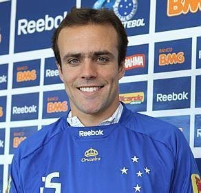Meia Roger assinou com o Cruzeiro por tr&ecirc;s anos