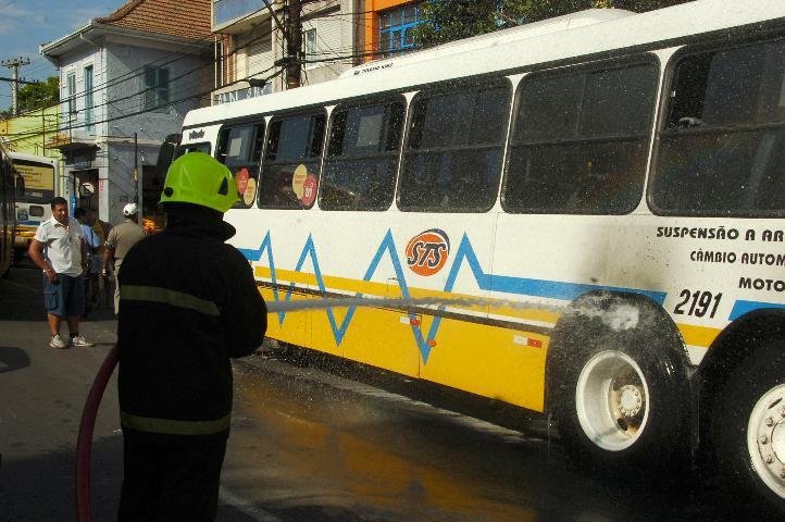 &Ocirc;nibus pega fogo na avenida Azenha, em Porto Alegre 