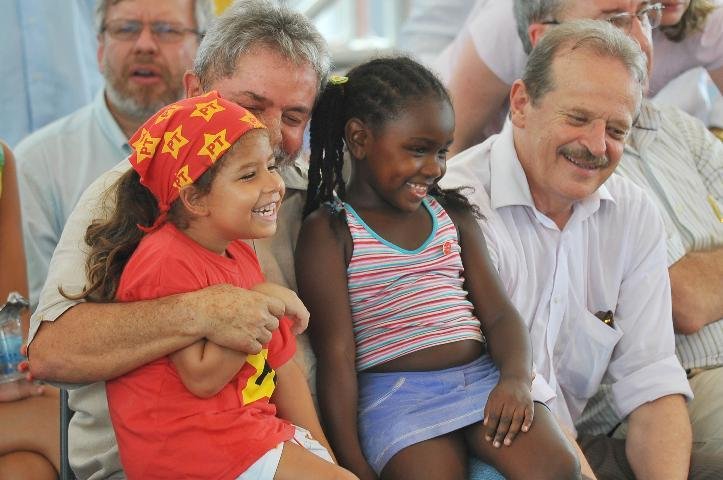 Lula e Tarso posaram para fotos com crian&ccedil;as 