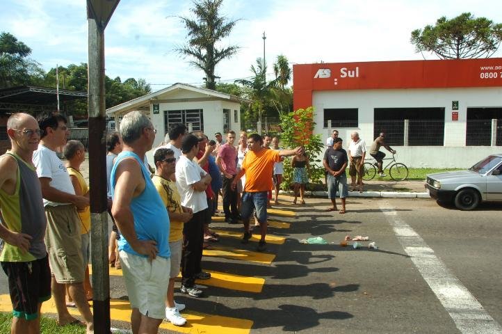 Moradores de Canoas protestam contra falta de luz