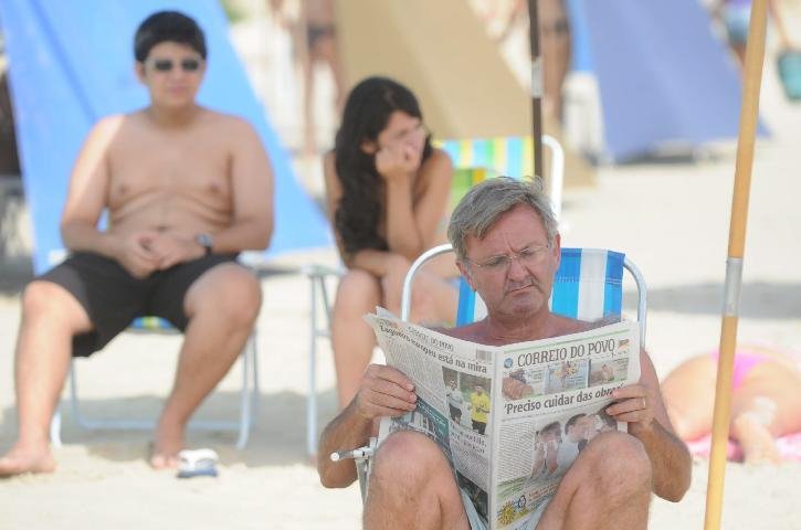 Vento leve alivia o calor na beira da praia