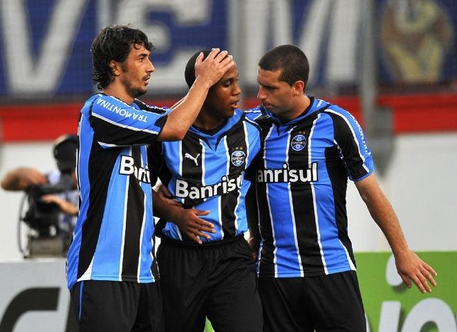 Gr&ecirc;mio vence Universidade de goleada na estreia de Douglas