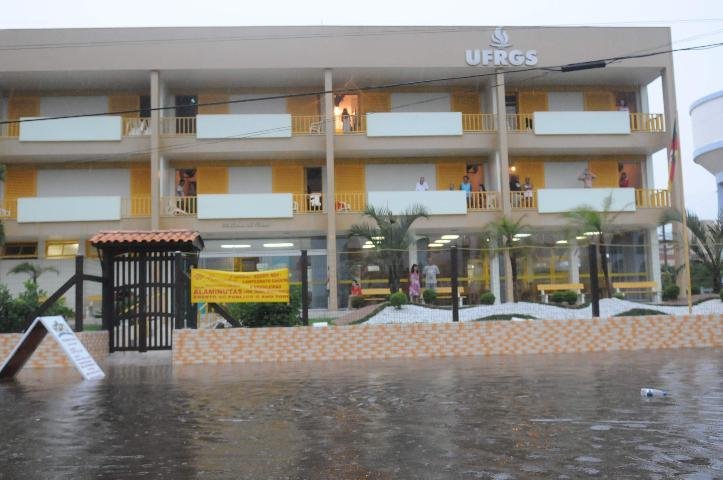 Avenida da Igreja, em Tramanda&iacute;, ficou tomada pela &aacute;gua