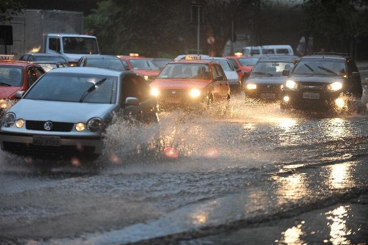 Temperatura cai ap&oacute;s forte chuva em Porto Alegre