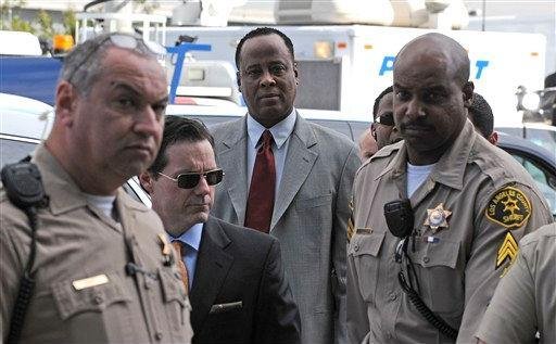 M&eacute;dico Conrad Murray se apresentou &agrave; Justi&ccedil;a