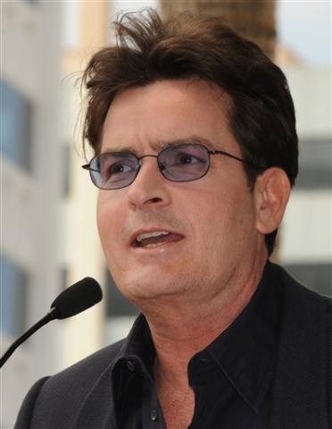 Charlie Sheen &eacute; acusado formalmente de agredir a esposa e pode pegar de um a tr&ecirc;s anos de pris&atilde;o