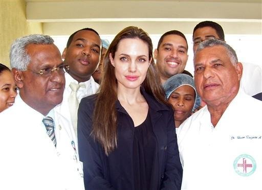 Jolie visita crian&ccedil;as haitianas na Rep&uacute;blica Dominicana