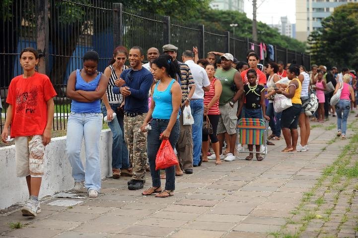 Foli&otilde;es fazem fila para comprar ingressos para o Carnaval