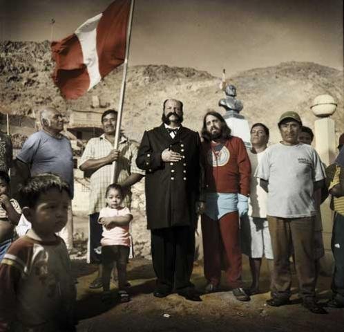 O peruano Fernando Guti&eacute;rrez apresenta seu v&iacute;deo na exposi&ccedil;&atilde;o coletiva