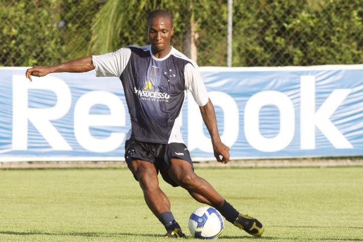 Com Gilberto de volta, Cruzeiro pega o V&eacute;lez Sarsfield