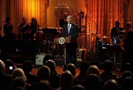 Obama homenageia cantores Bob Dylan e Joan Baez