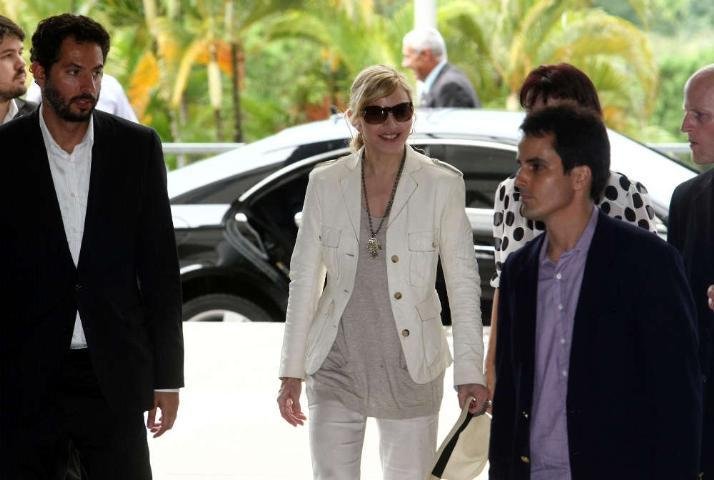 Madonna chega ao Pal&aacute;cio dos Bandeirantes, em S&atilde;o Paulo, acompanhada de seguran&ccedil;as