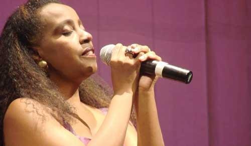 Luciah Helena e Estandarte do Samba tocam na Capital