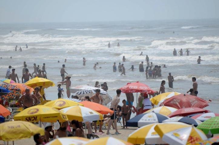 Forte calor leva veranistas a lotar praias no Litoral Norte