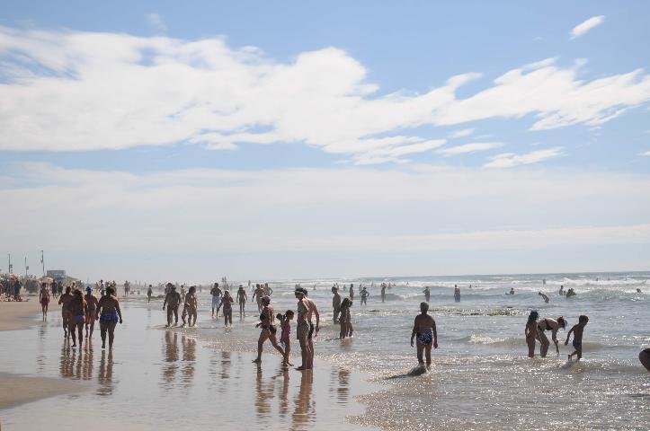 Forte calor levou banhistas a lotarem praia logo cedo nesta sexta-feira