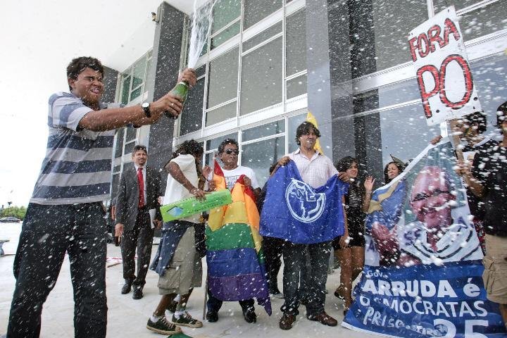 Manifestantes comemoram pris&atilde;o de Arruda na frente do STF
