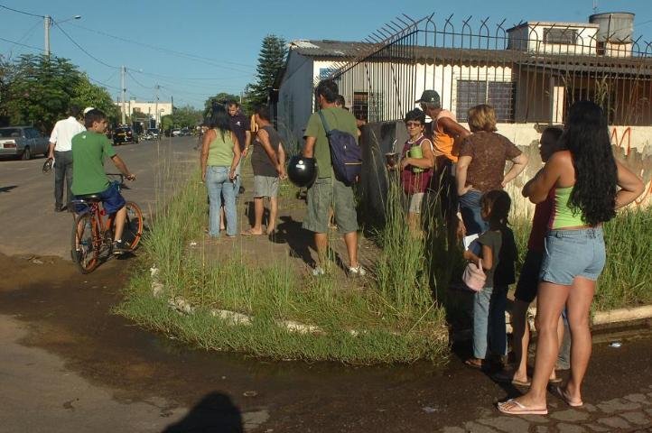 Pol&iacute;cia interditou a rua para garantir a prote&ccedil;&atilde;o dos moradores