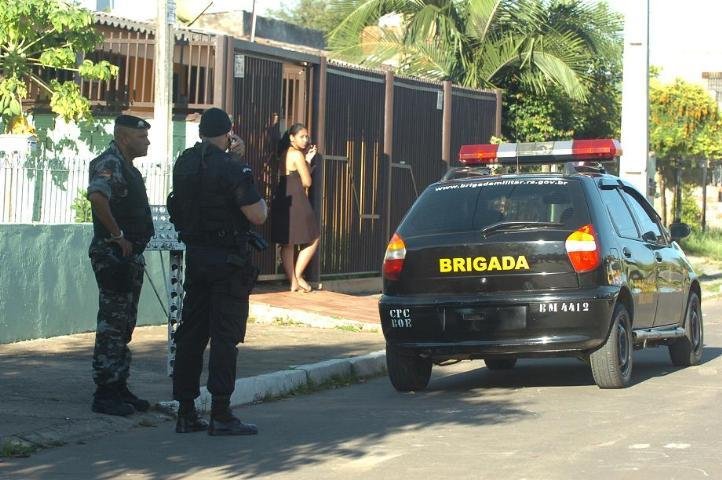 Vigilante mant&eacute;m a ex-mulher como ref&eacute;m desde o &iacute;nicio da manh&atilde;, em Canoas