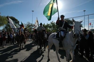 Cavaleiros ga&uacute;chos rumam para o Sul da Argentina