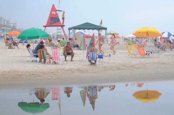 Poucas pessoas se aventuraram a entrar no mar