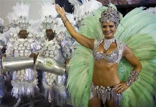 Luiza Brunet brilhou como rainha da bateria da Imperatriz