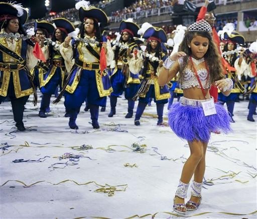 A rainha da bateria J&uacute;lia, de apenas 7 anos, desfilou na escola ap&oacute;s muita pol&ecirc;mica