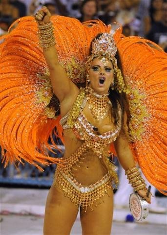 Viviane Ara&uacute;jo encanta a Sapuca&iacute;