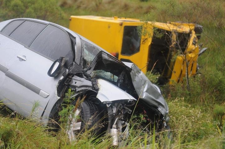 Acidente provocou bloqueio no tr&acirc;nsito na Estrada do Mar