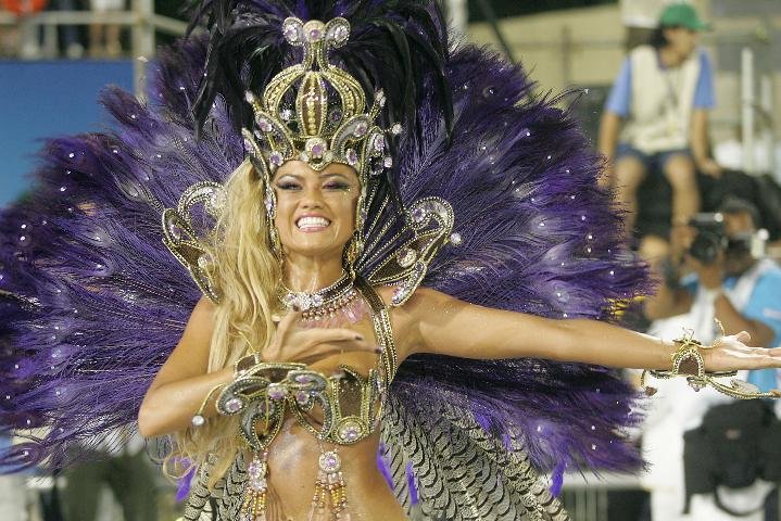 Ellen Roche foi destaque no desfile da Rosas de Ouro, campe&atilde;o do Carnaval de SP