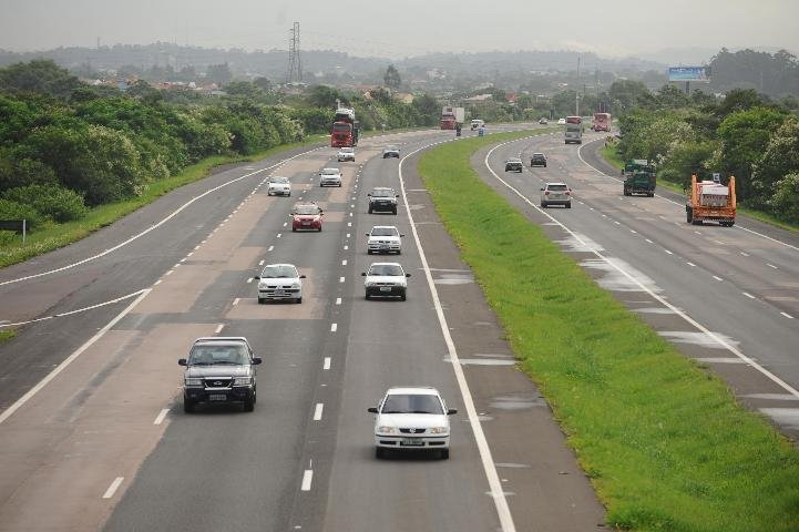 Movimento nas estradas &eacute; tranquilo no retorno do litoral